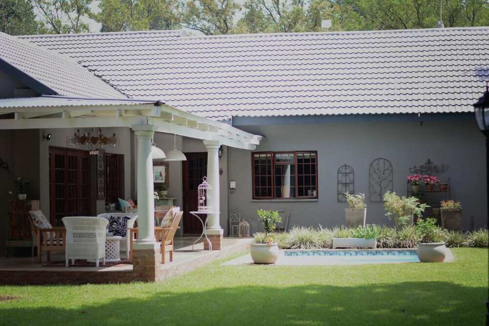 Garden and swimming pool at Dancing River Guesthouse, Three Rivers